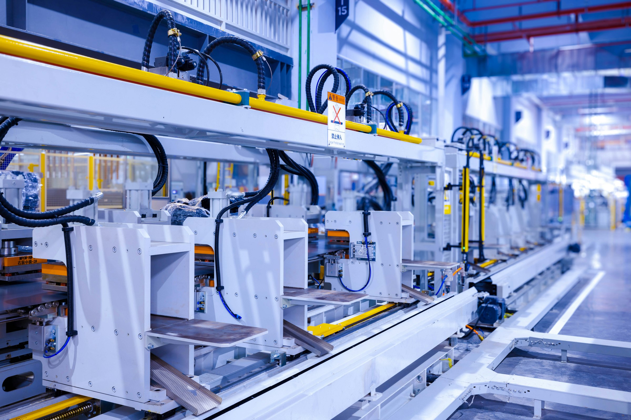 Wide view of an automated manufacturing facility — the kind of Industry 4.0 environment behind Elysée's injection-molding research and innovation insights.